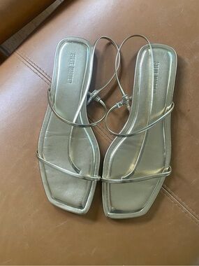 Steve Madden Lynley Metallic Gold Flat Sandals – Size 8 ✨